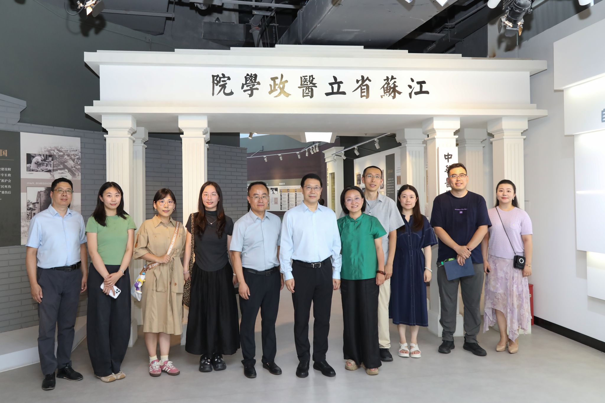中国医学科学院北京协和医学院一行来校调研座谈